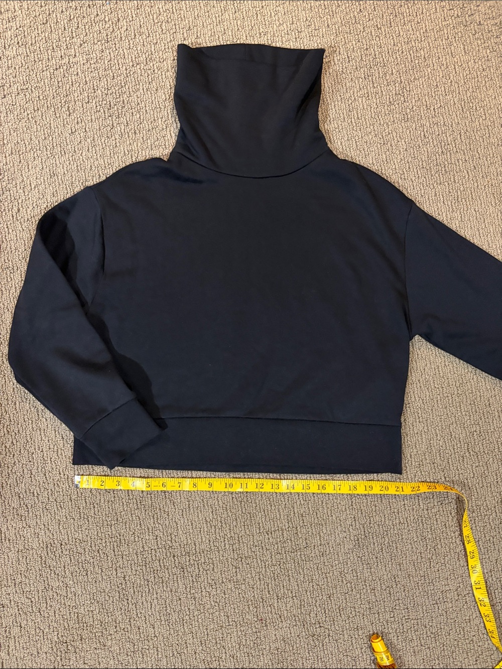 Zara Black Cropped Turtleneck Sweater Size L
PERFECT CONDITION